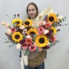 Осенняя композиция с подсолнухами и розами в кашпо